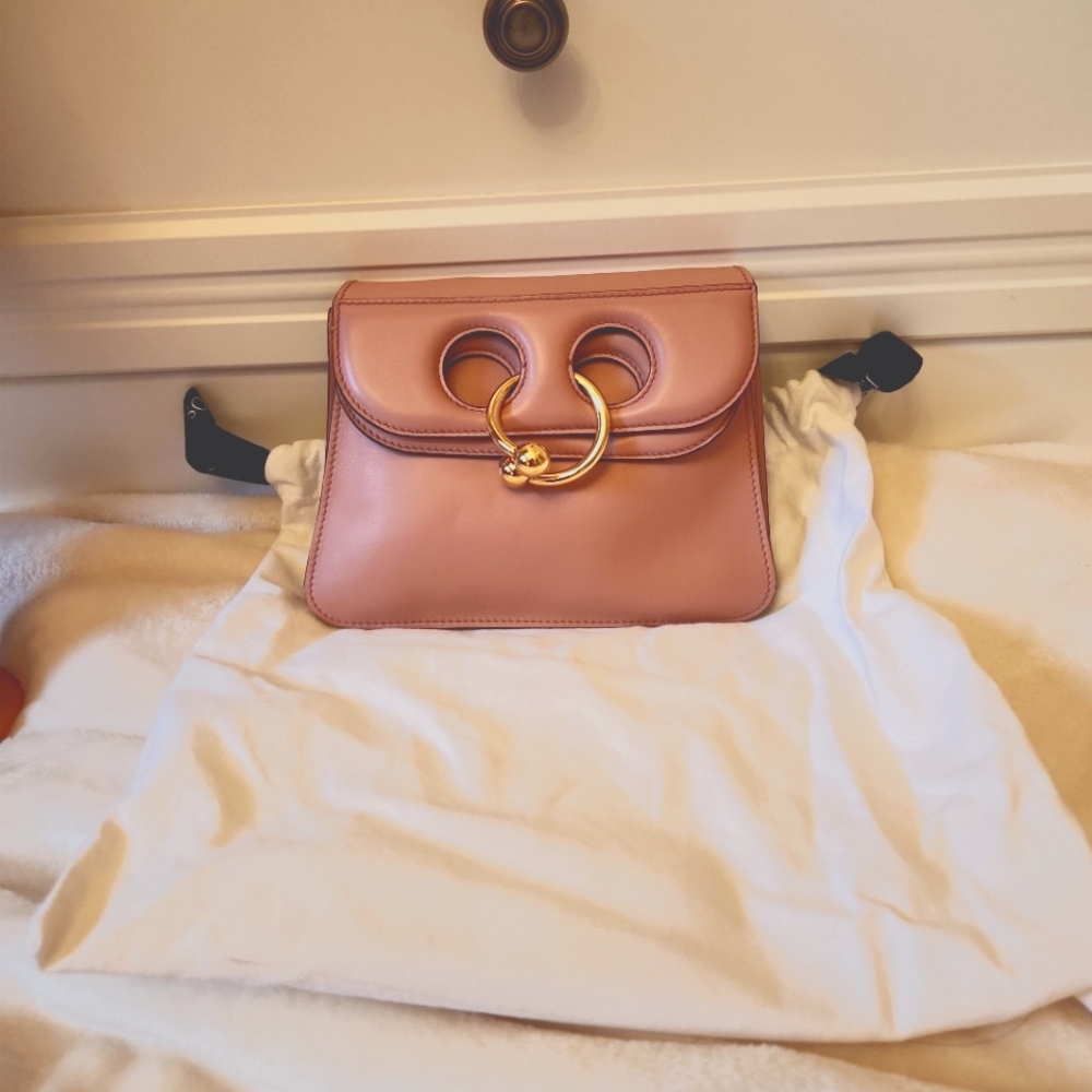 J.w Anderson dusty pink pierce crossbody ag